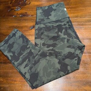 LULULEMON CAMO WUNDER UNDER CROP YOGA PANTS🍋